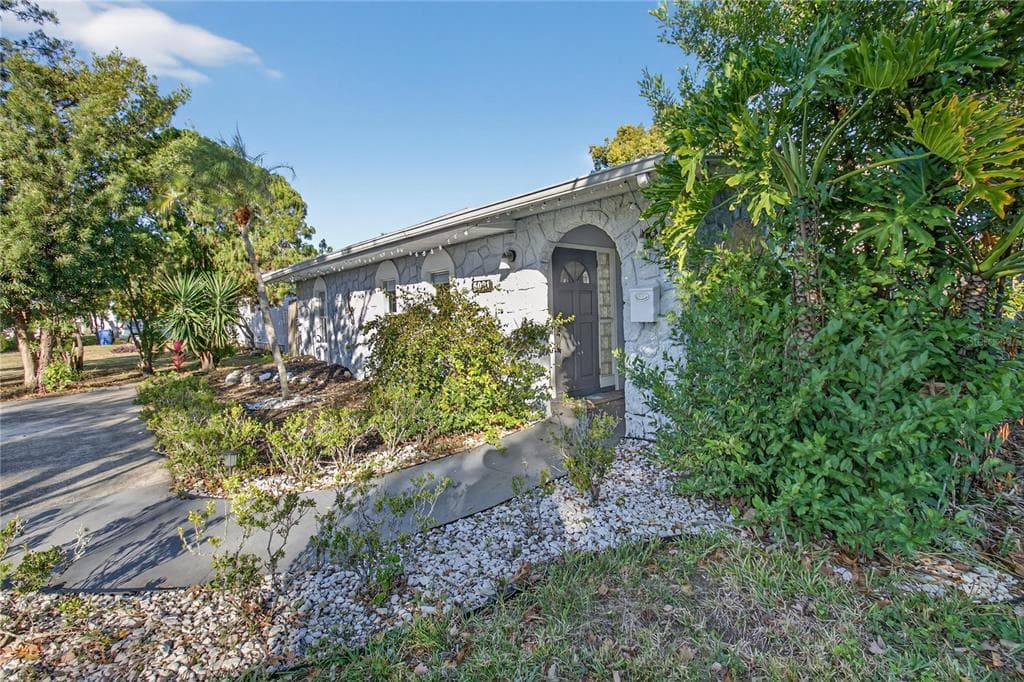 5021 37TH AVENUE N, ST PETERSBURG, FL 33710 — zdjęcie 2