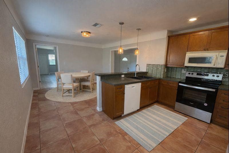 5721 10TH AVENUE N, ST PETERSBURG, FL 33710 — zdjęcie 4