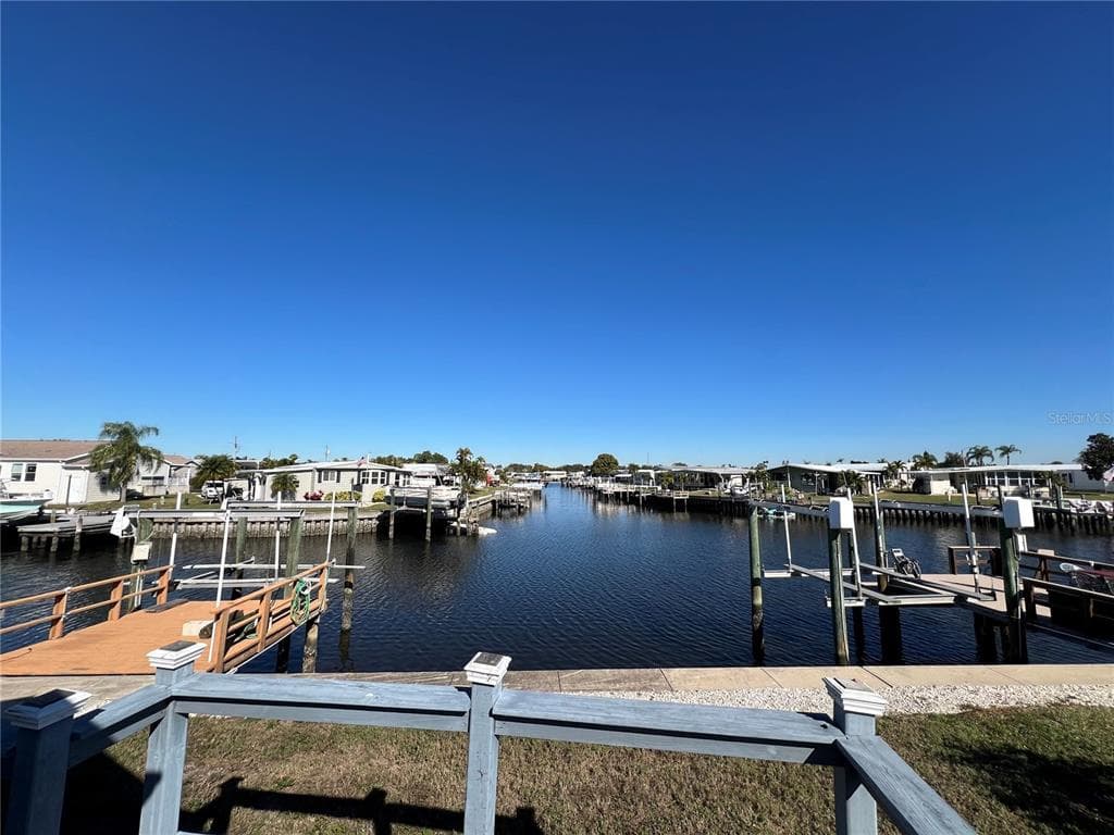 217 MOUNT ISLE AVENUE NE # 197, ST PETERSBURG, FL 33702