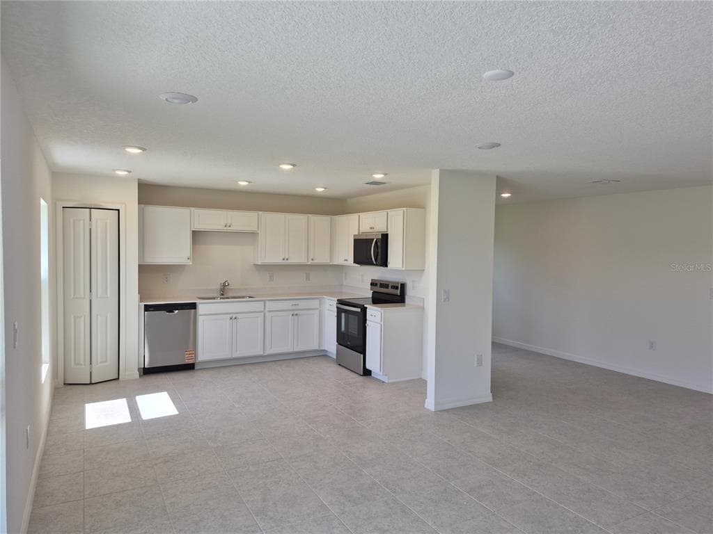 8810 PINE BARK WAY, WILDWOOD, FL 34785 — zdjęcie 4