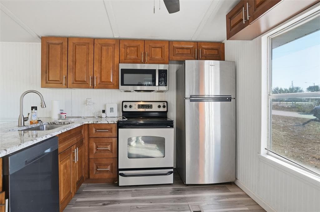9727 LAKE DRIVE, WEEKI WACHEE, FL 34613 — zdjęcie 4