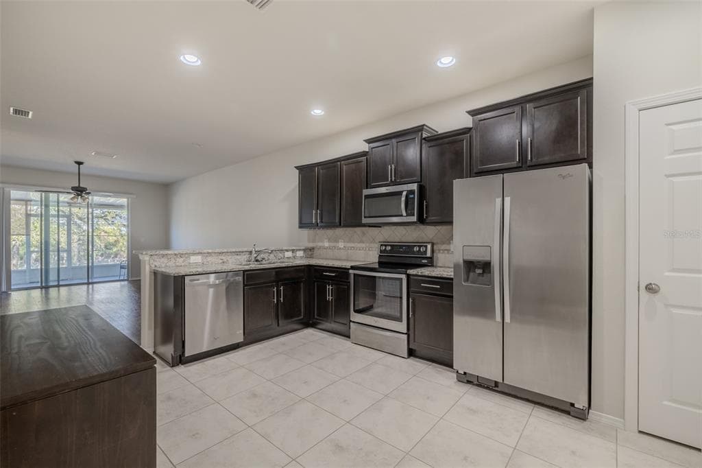 4734 WHITE SANDERLING CT COURT, TAMPA, FL 33619 — zdjęcie 3