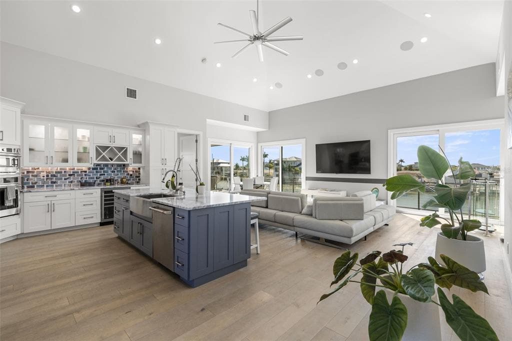 7966 1ST AVENUE S, ST PETERSBURG, FL 33707 — zdjęcie 4