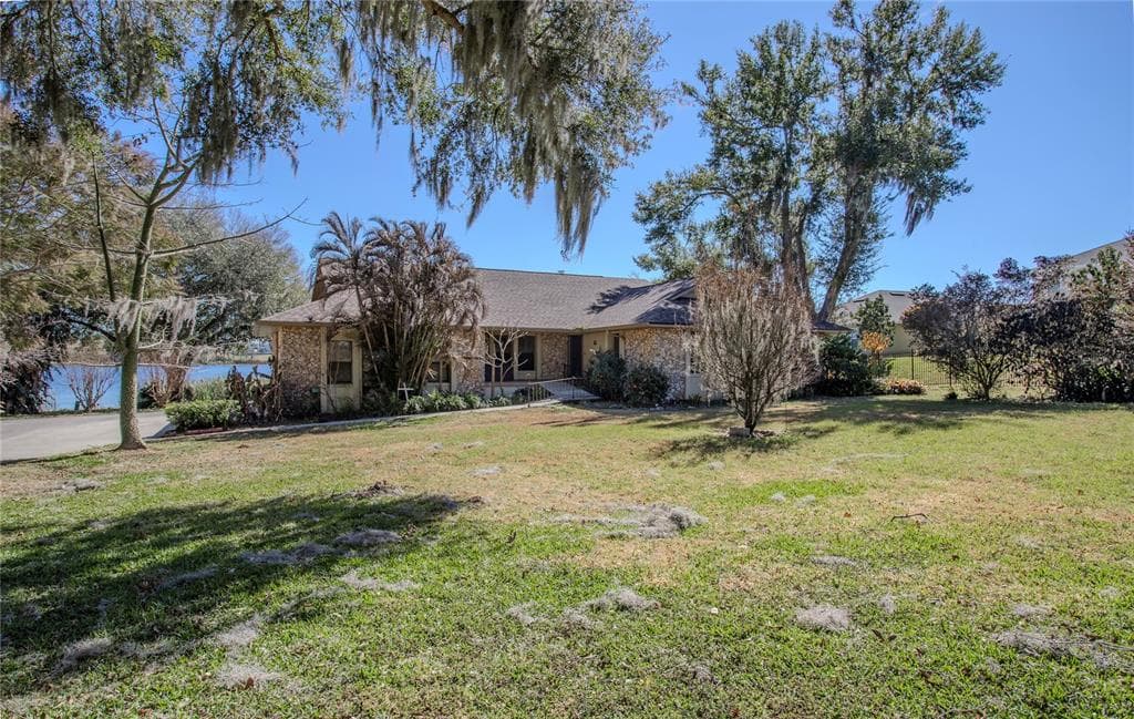 13 HERMOSA DRIVE, EUSTIS, FL 32726