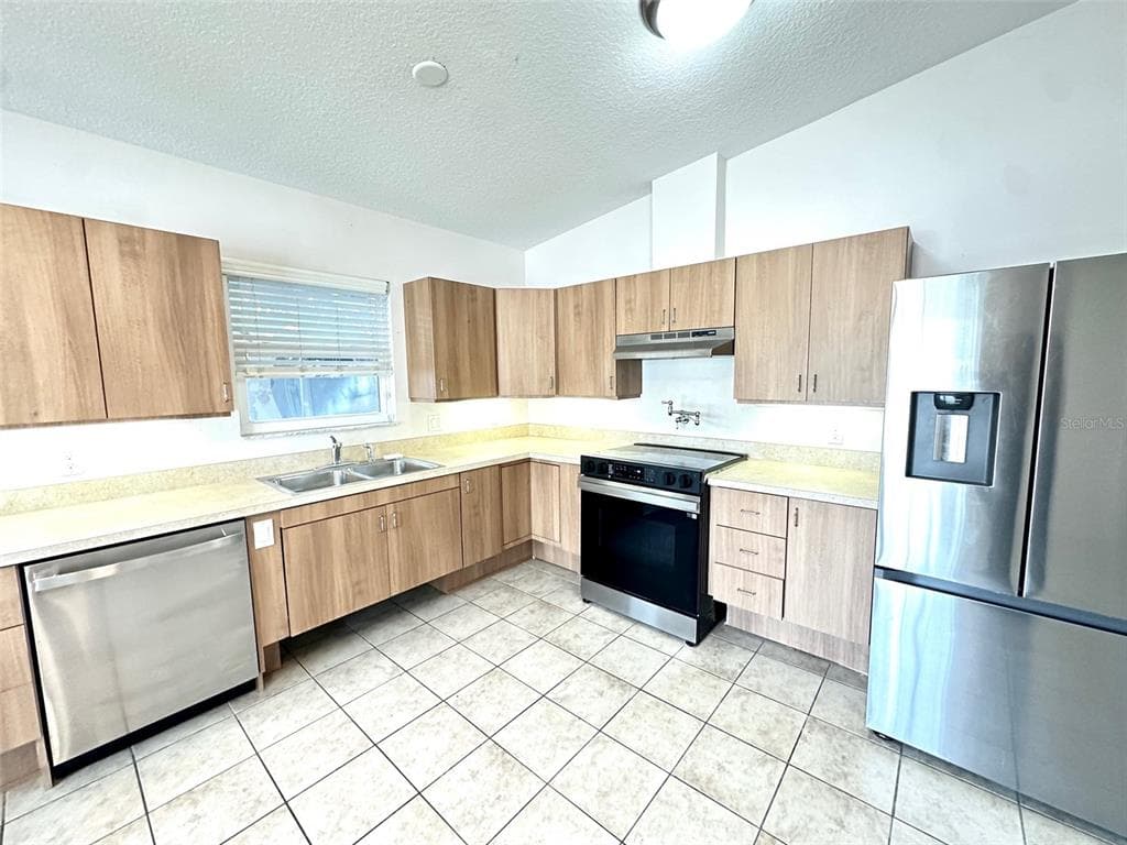 1121 DR MARTIN LUTHER KING JR STREET S, ST PETERSBURG, FL 33705 — zdjęcie 3