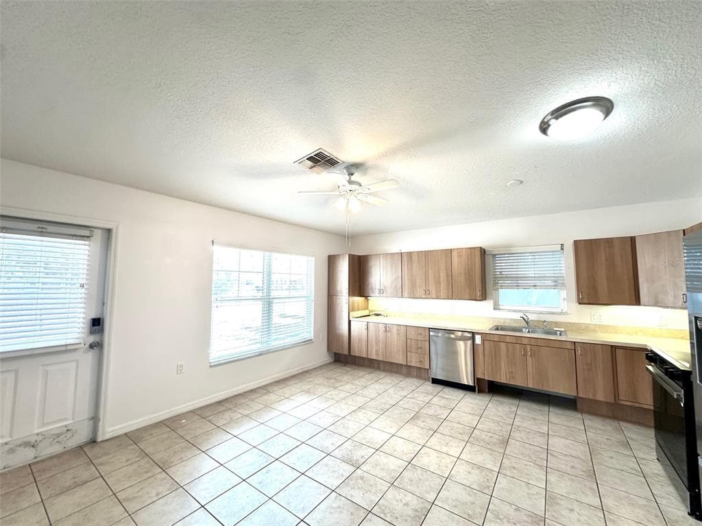 1121 DR MARTIN LUTHER KING JR STREET S, ST PETERSBURG, FL 33705 — zdjęcie 4