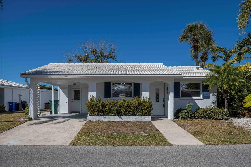 563 SPANISH DRIVE S, LONGBOAT KEY, FL 34228