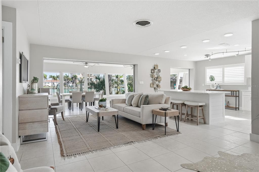541 LILLIAN DRIVE, MADEIRA BEACH, FL 33708 — zdjęcie 4
