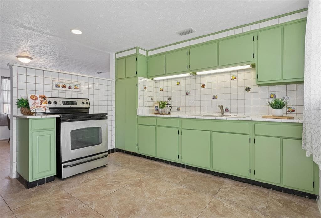 8105 ALPINE AVENUE, TAMPA, FL 33619 — zdjęcie 2