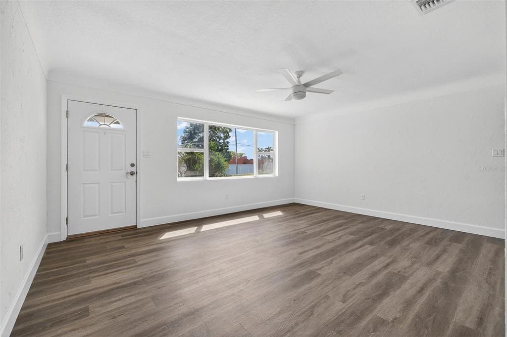 211 89TH AVENUE N, ST PETERSBURG, FL 33702 — zdjęcie 2