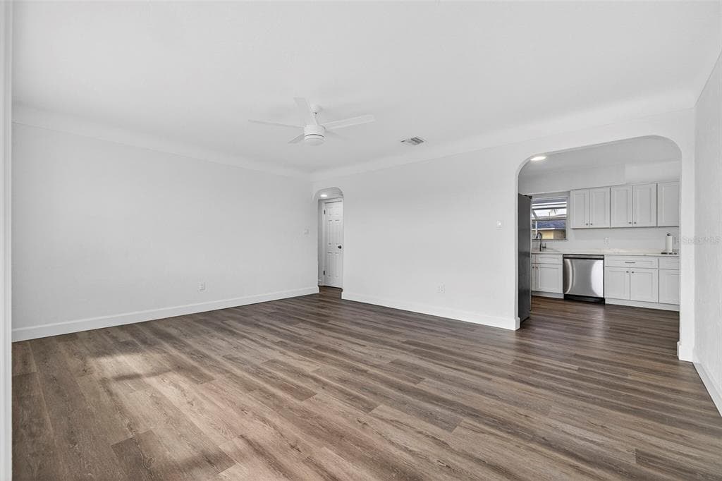 211 89TH AVENUE N, ST PETERSBURG, FL 33702 — zdjęcie 3