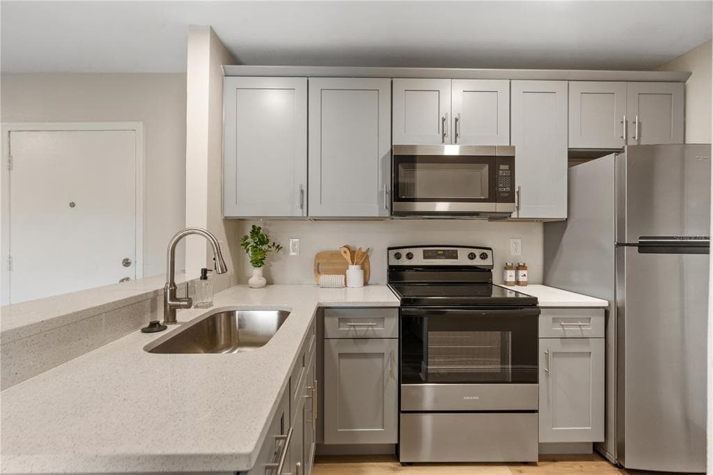 3848 N LAKE DRIVE # 137, TAMPA, FL 33614 — zdjęcie 2