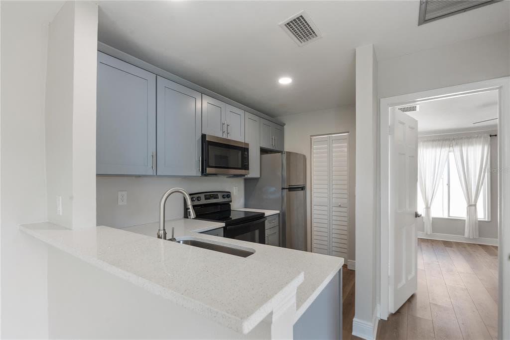 3848 N LAKE DRIVE # 137, TAMPA, FL 33614 — zdjęcie 4