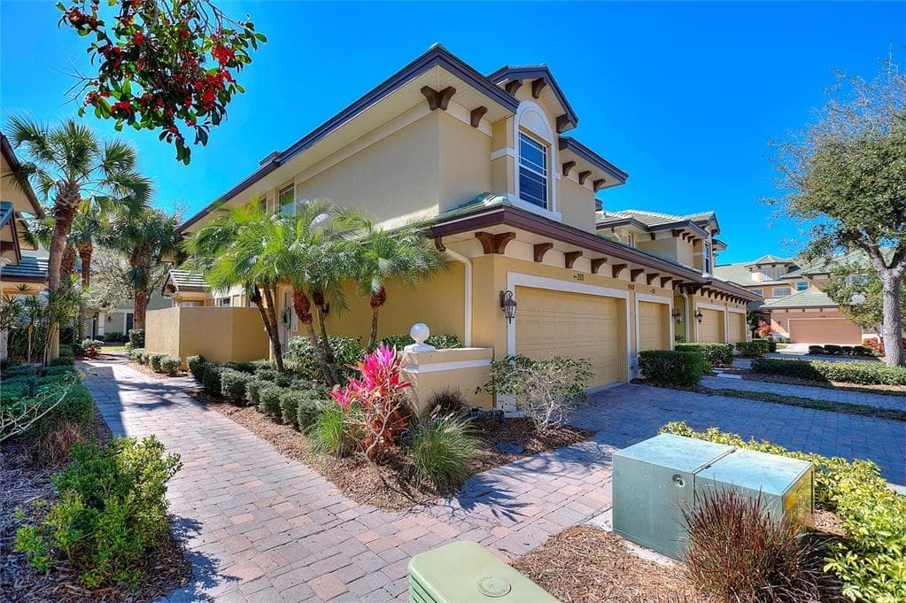 6508 MOORINGS POINT CIRCLE # 201, LAKEWOOD RANCH, FL 34202