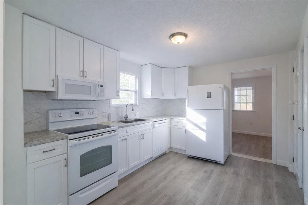 702 W HILLSBORO STREET, PLANT CITY, FL 33563 — zdjęcie 4