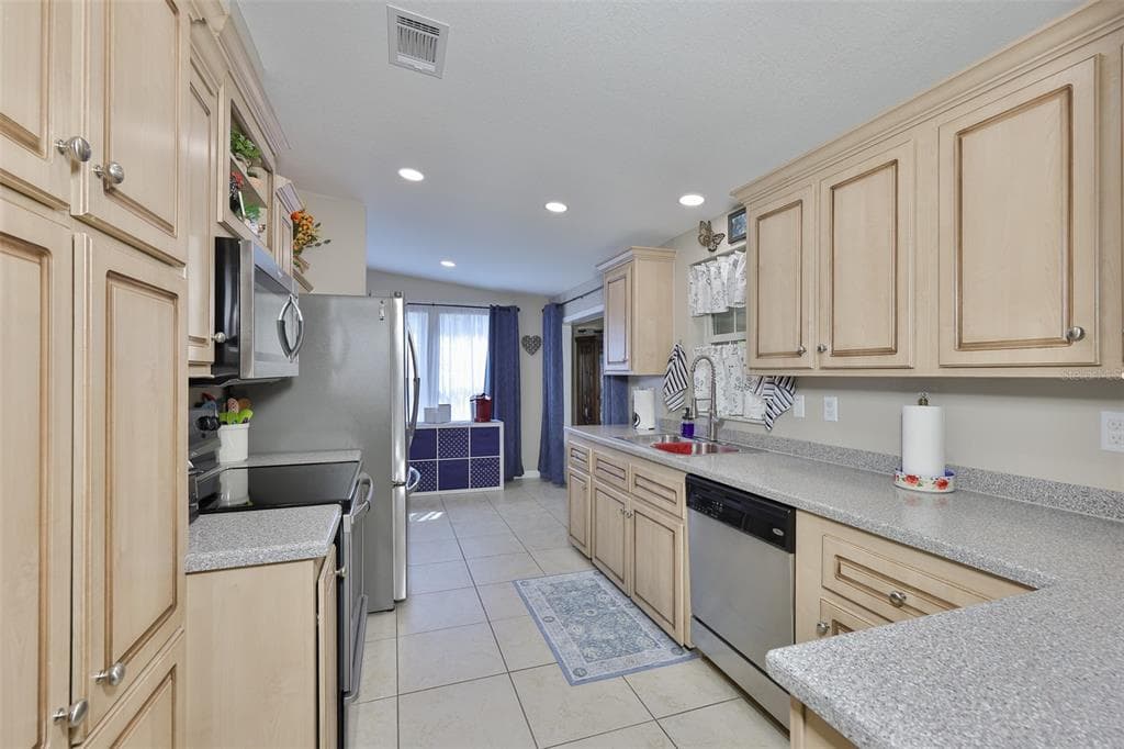37041 NEUKOM AVENUE, ZEPHYRHILLS, FL 33541 — zdjęcie 5