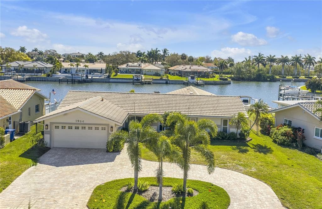 1964 MASSACHUSETTS AVENUE NE, ST PETERSBURG, FL 33703