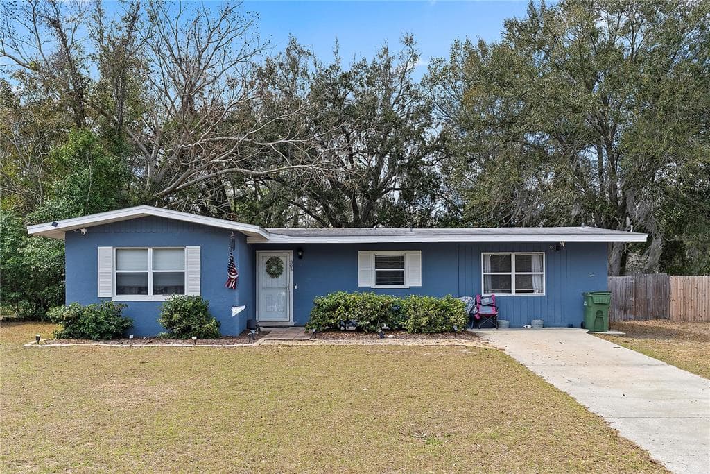 303 LOUIS STREET, LEESBURG, FL 34748