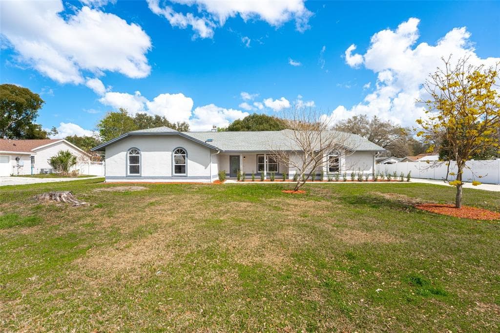 5521 OAK STREET, MOUNT DORA, FL 32757