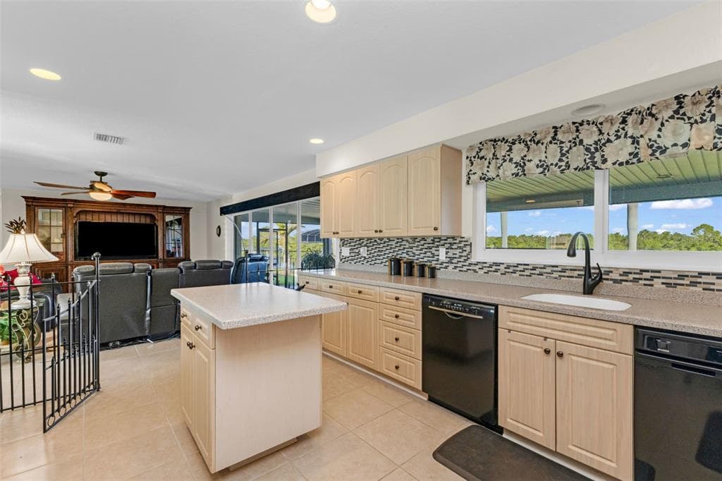 138 COLONIAL STREET SW, PORT CHARLOTTE, FL 33952 — zdjęcie 4