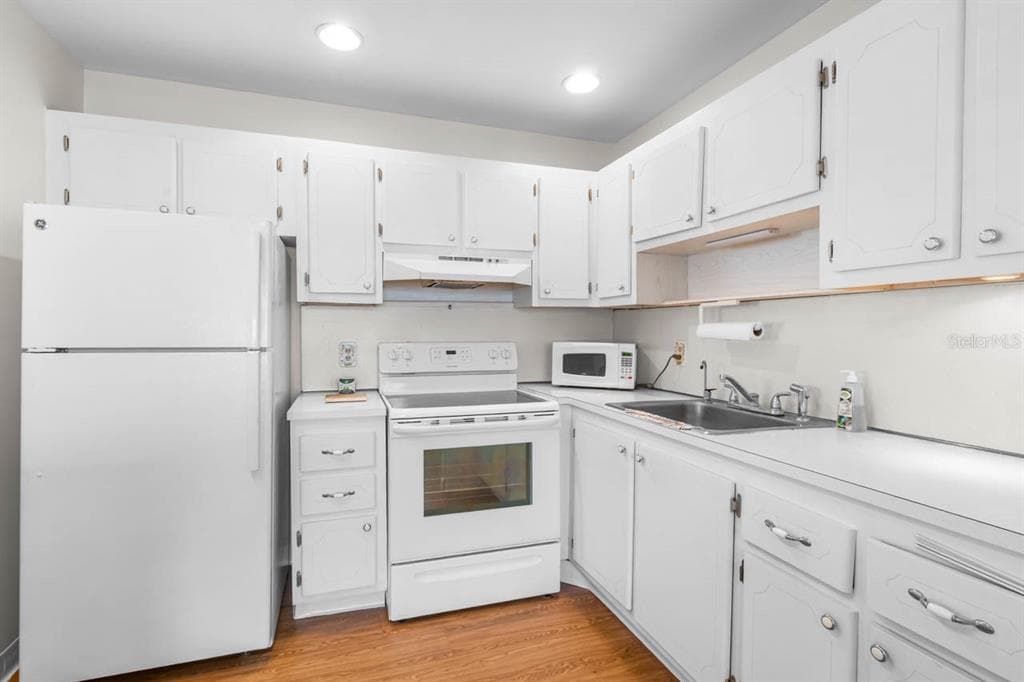 1801 BEDFORD LANE # 30, SUN CITY CENTER, FL 33573 — zdjęcie 3