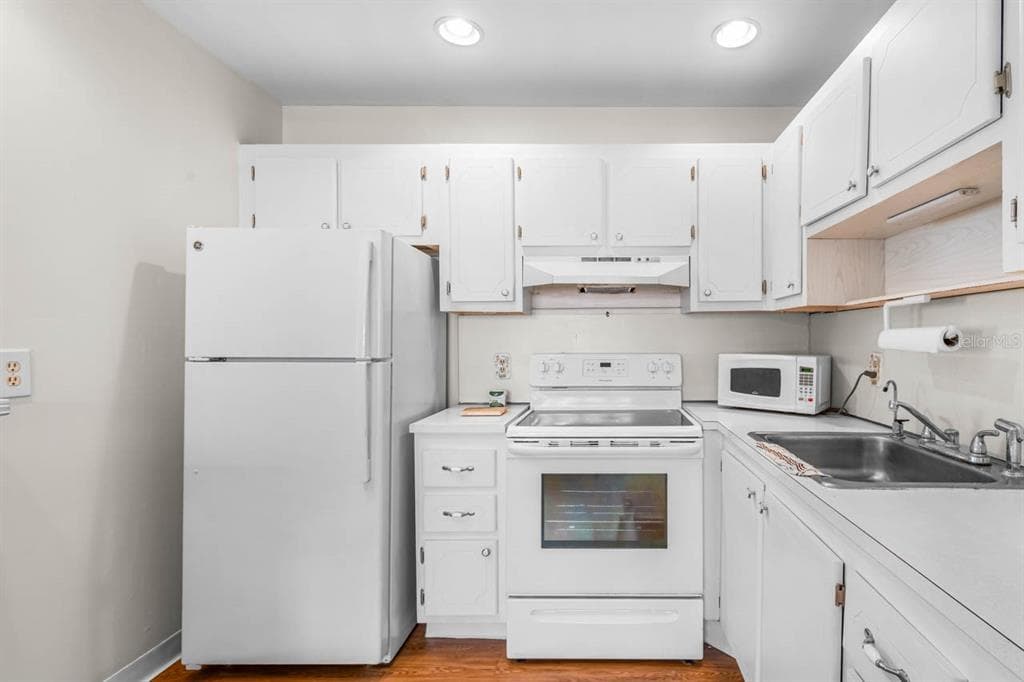 1801 BEDFORD LANE # 30, SUN CITY CENTER, FL 33573 — zdjęcie 4