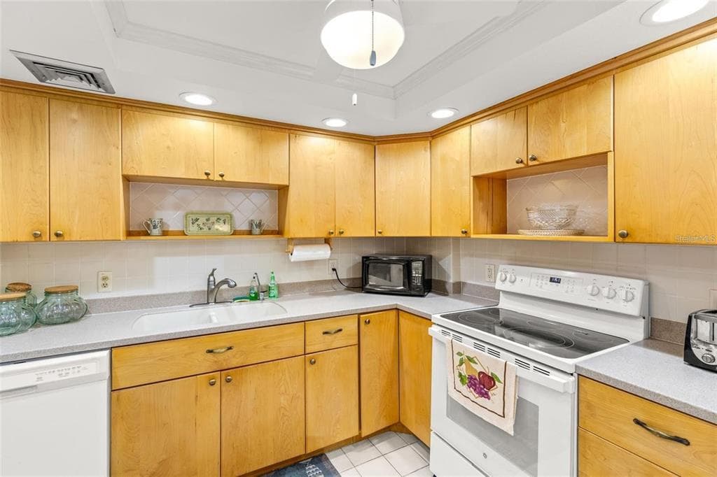 1 KEY CAPRI # 104-East, TREASURE ISLAND, FL 33706 — zdjęcie 4