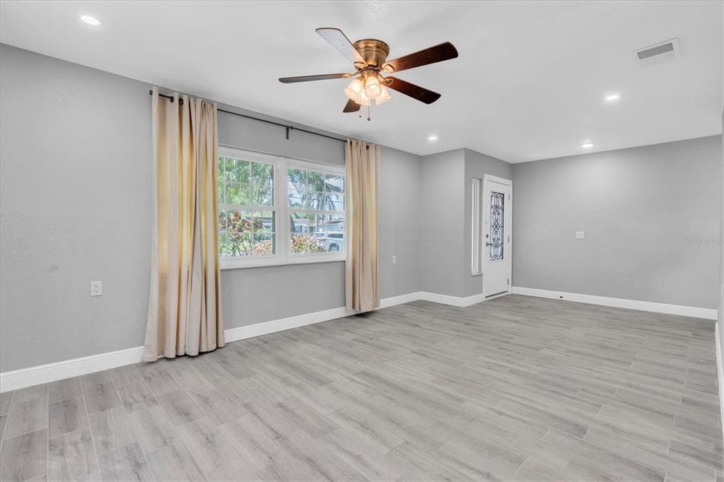 5619 DENVER STREET NE, ST PETERSBURG, FL 33703 — zdjęcie 4