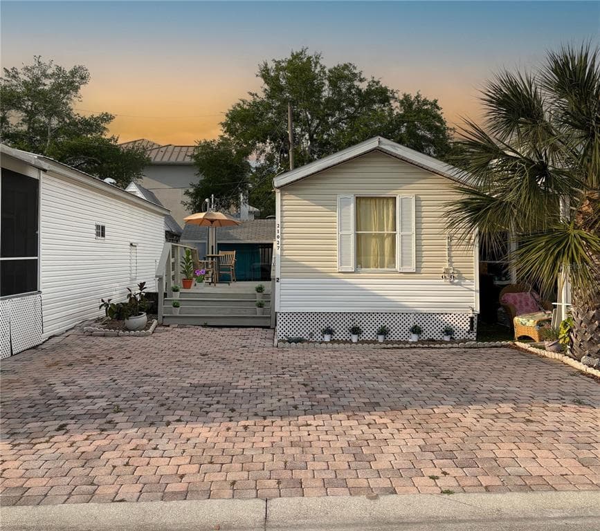 21027 LAZY DAYS CIRCLE, LUTZ, FL 33558