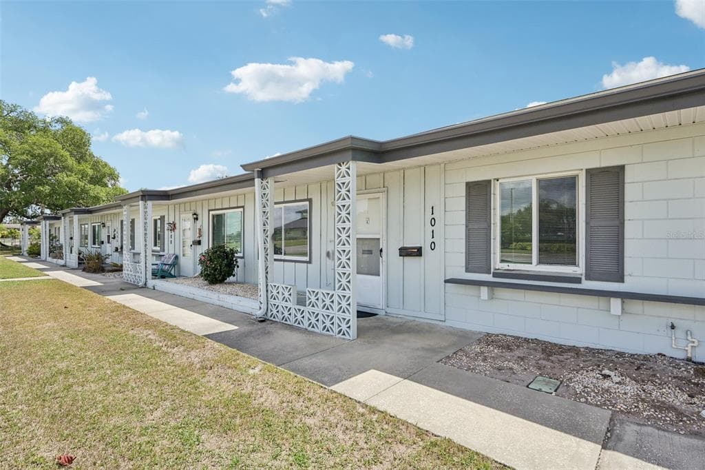 1010 N PEBBLE BEACH BOULEVARD, SUN CITY CENTER, FL 33573