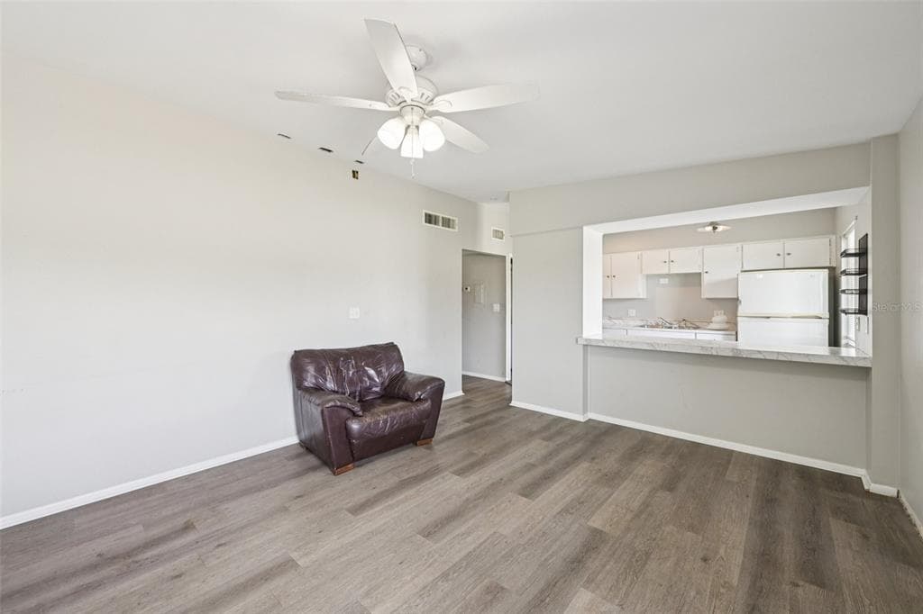 1010 N PEBBLE BEACH BOULEVARD, SUN CITY CENTER, FL 33573 — zdjęcie 4
