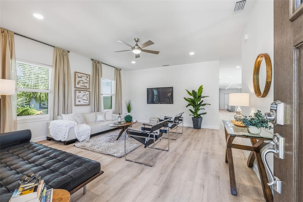 494 39TH AVENUE N, ST PETERSBURG, FL 33704 — zdjęcie 3