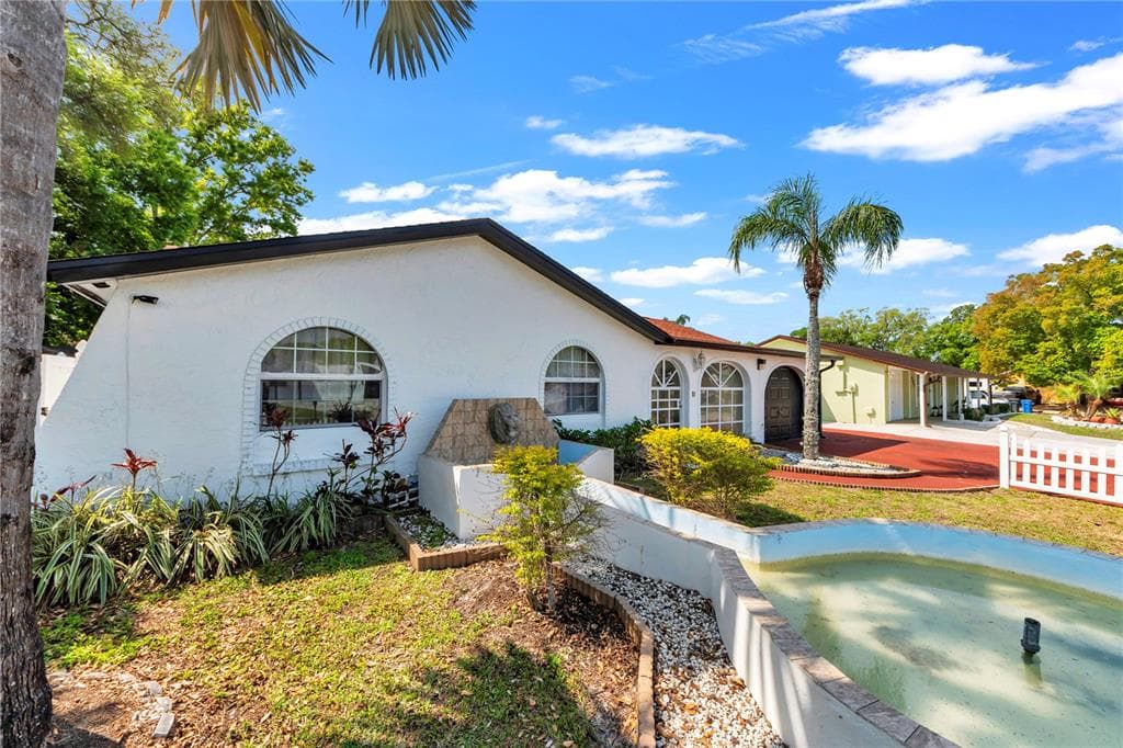 9043 HICKORY CIRCLE, TAMPA, FL 33615