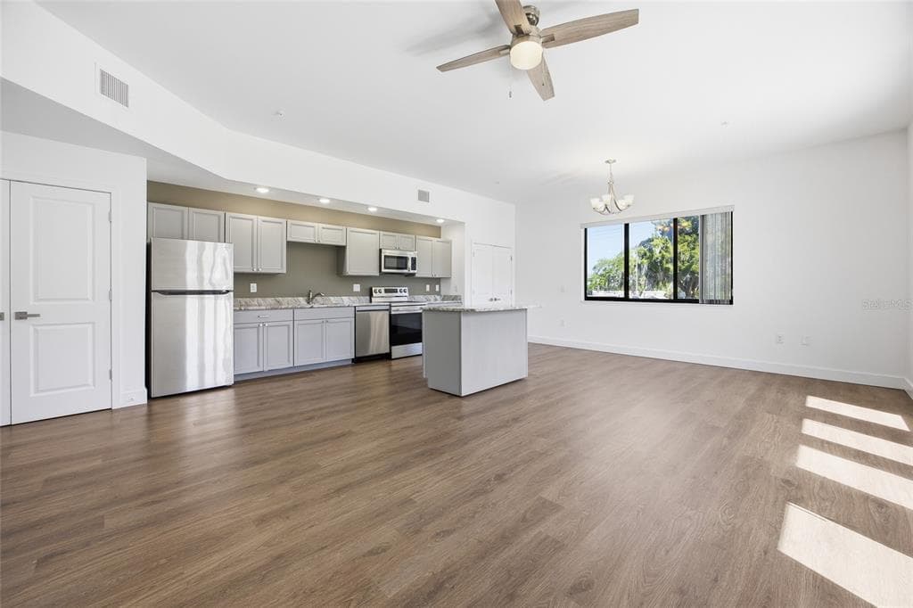 100 N DEWEY STREET, EUSTIS, FL 32726 — zdjęcie 2
