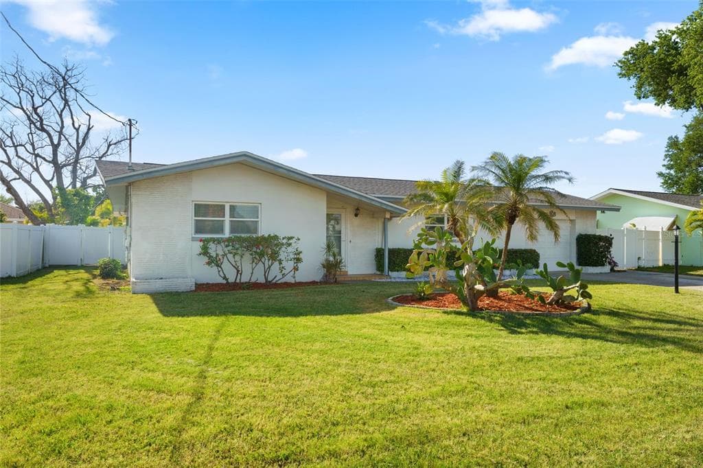1768 HARBOR CIRCLE E, LARGO, FL 33770