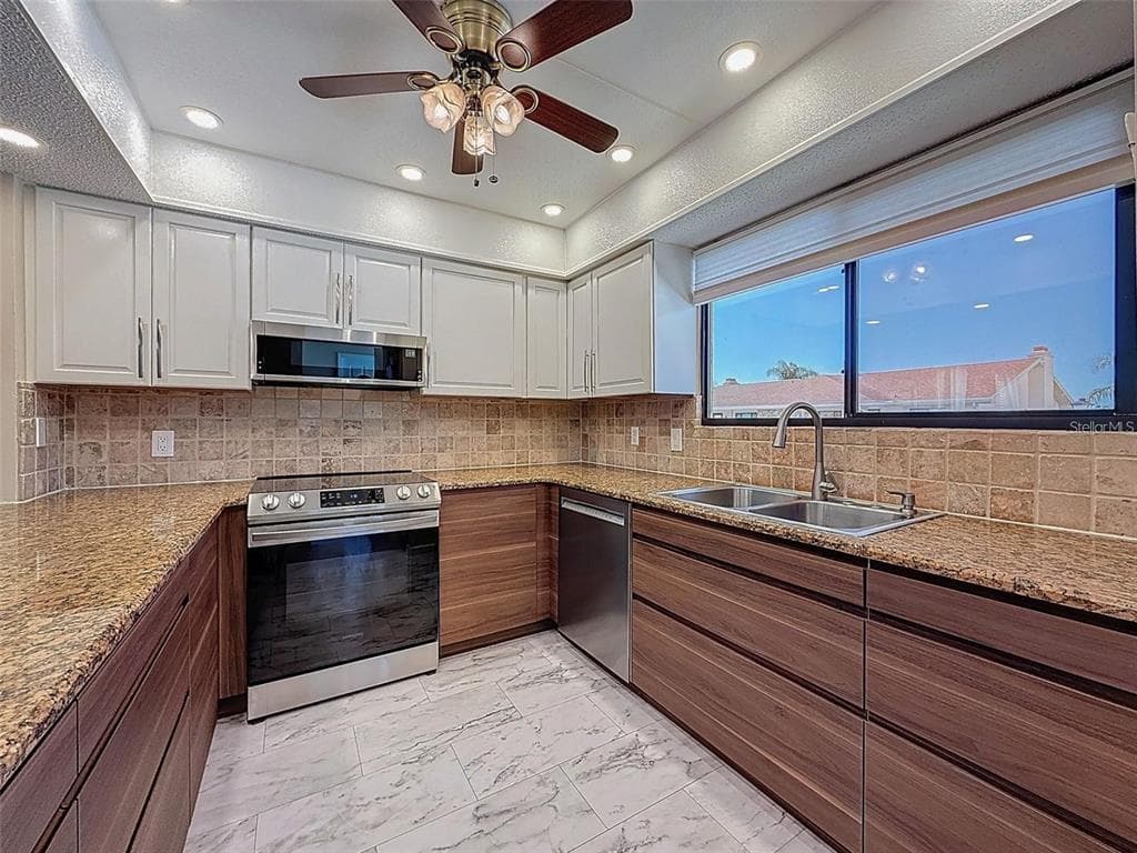 9981 EAGLES POINT CIRCLE # 4, PORT RICHEY, FL 34668 — zdjęcie 3