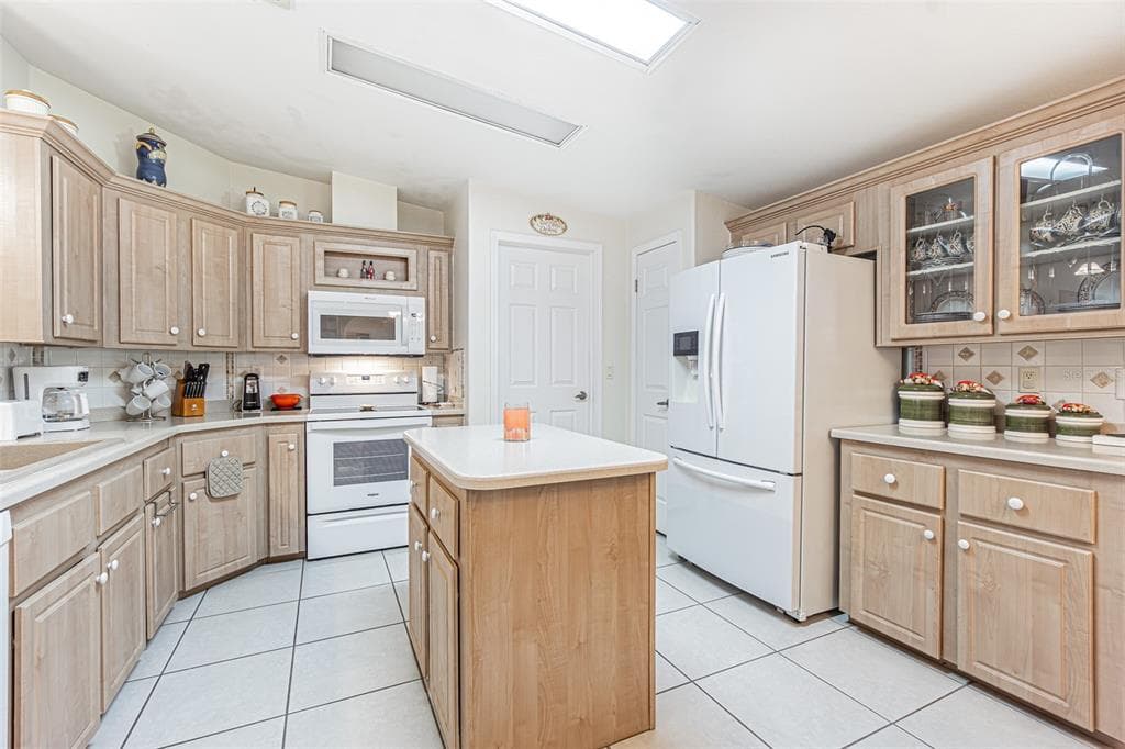 37349 GILL AVENUE, ZEPHYRHILLS, FL 33541 — zdjęcie 4