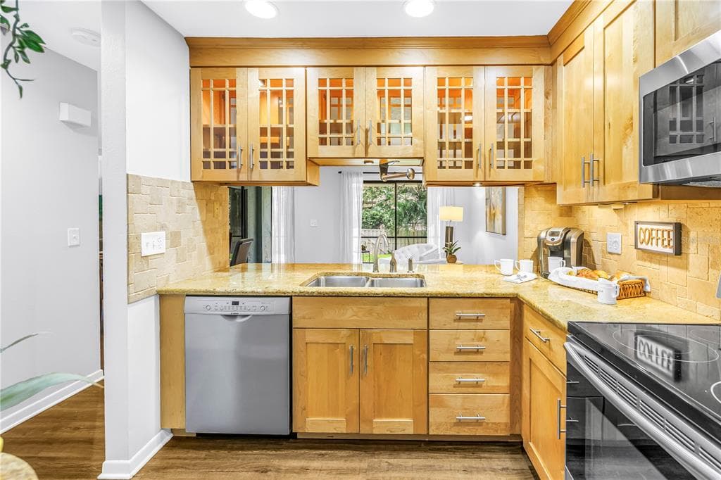 1092 SANABEL COURT NE, ST PETERSBURG, FL 33702 — zdjęcie 4
