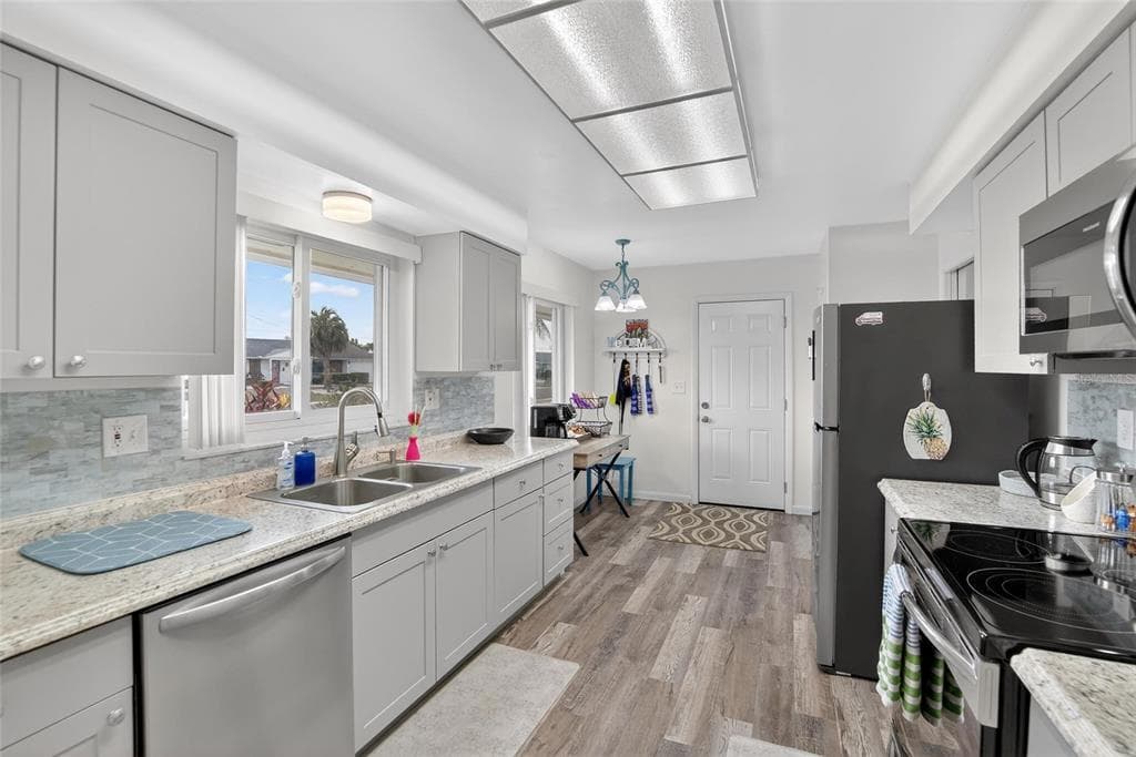 809 OAKMONT AVENUE, SUN CITY CENTER, FL 33573 — zdjęcie 3