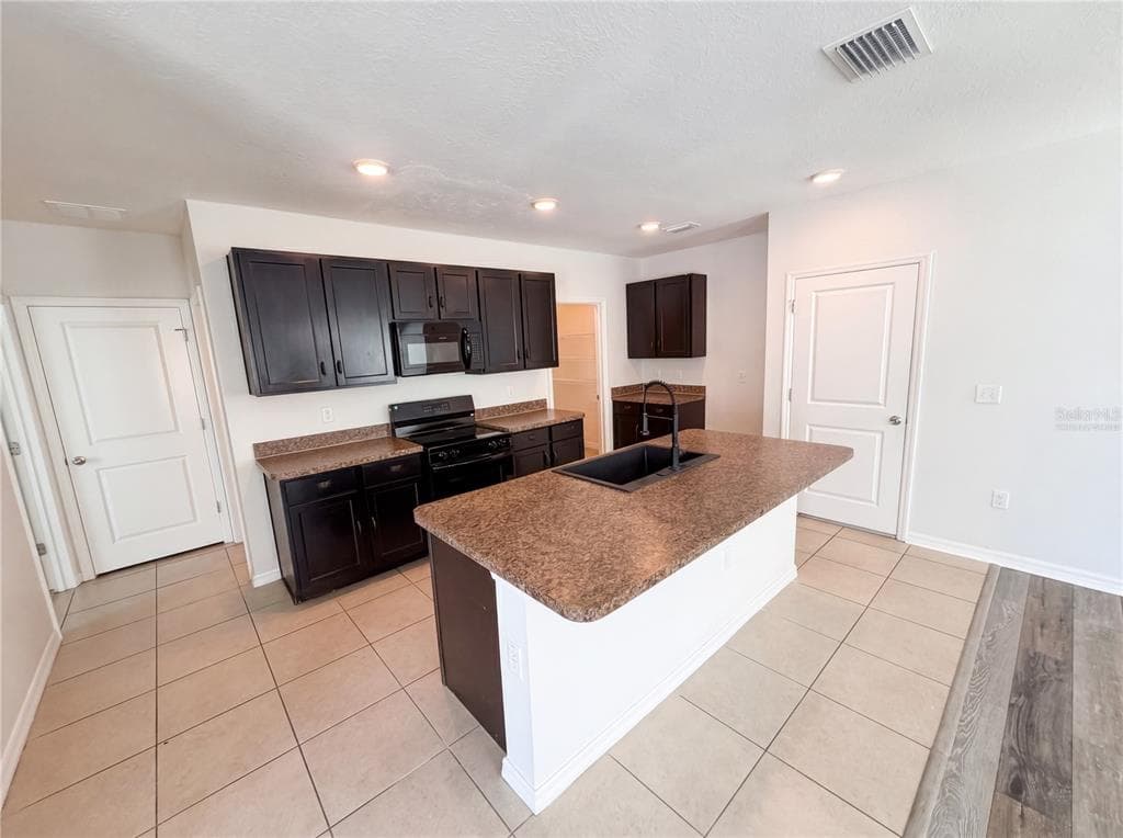 10225 MANGROVE WELL ROAD, SUN CITY CENTER, FL 33573 — zdjęcie 2