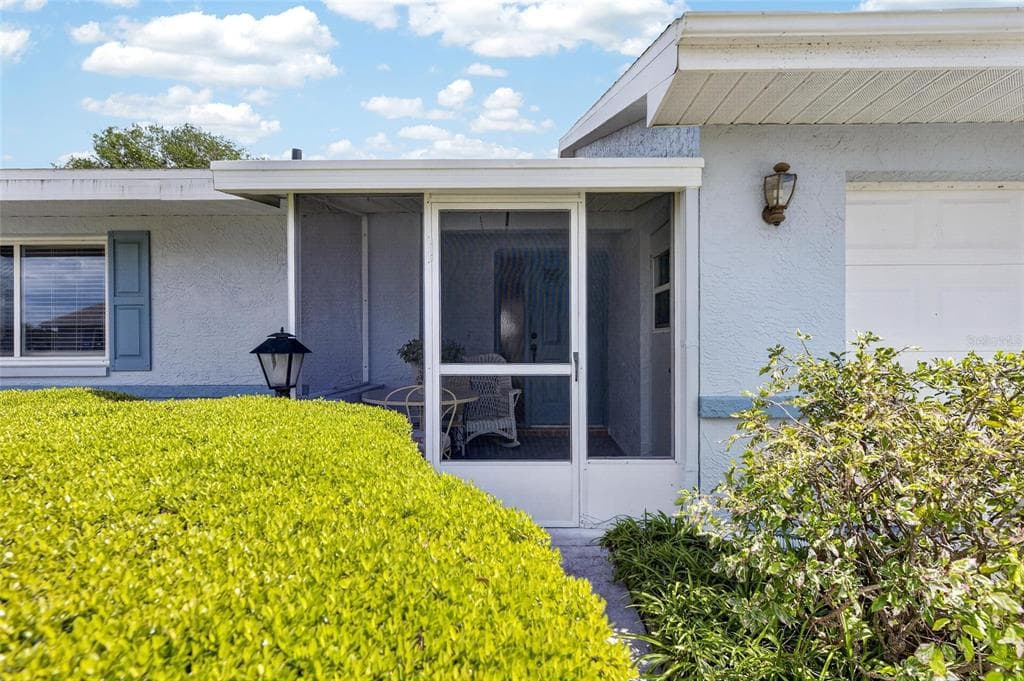 1517 INGRAM DRIVE, SUN CITY CENTER, FL 33573 — zdjęcie 2