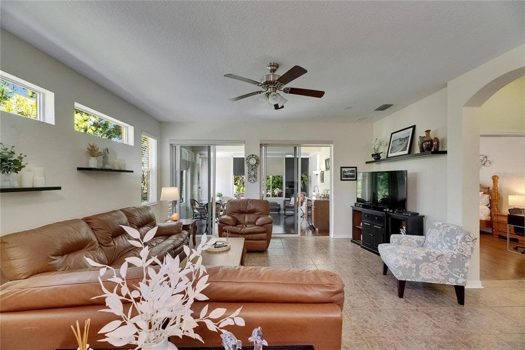 2068 SIFIELD GREENS WAY, SUN CITY CENTER, FL 33573 — zdjęcie 5