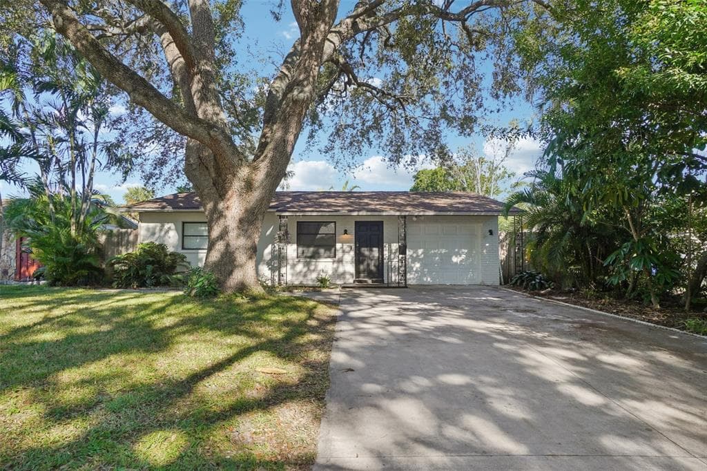162 SE LINCOLN CIRCLE N, ST PETERSBURG, FL 33703