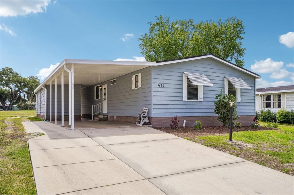 1616 W SCHWARTZ BOULEVARD, LADY LAKE, FL 32159