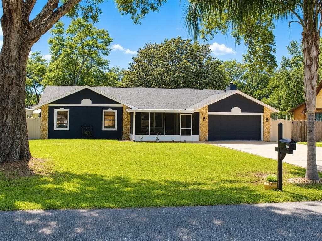 27627 LOIS DRIVE, TAVARES, FL 32778