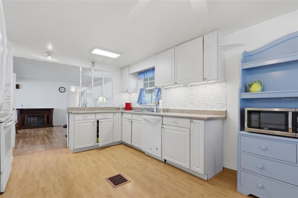 5246 AMANDA STREET, ZEPHYRHILLS, FL 33542 — zdjęcie 5