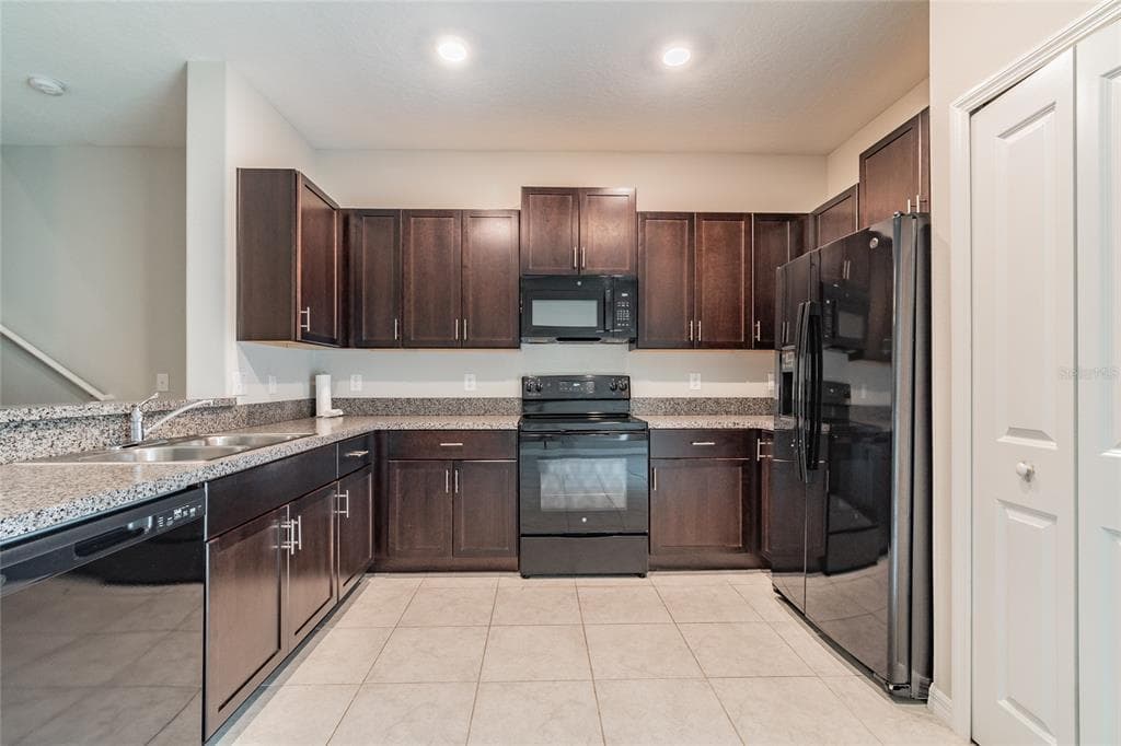 7221 SWEET ALYSSUM COURT, TAMPA, FL 33619 — zdjęcie 4