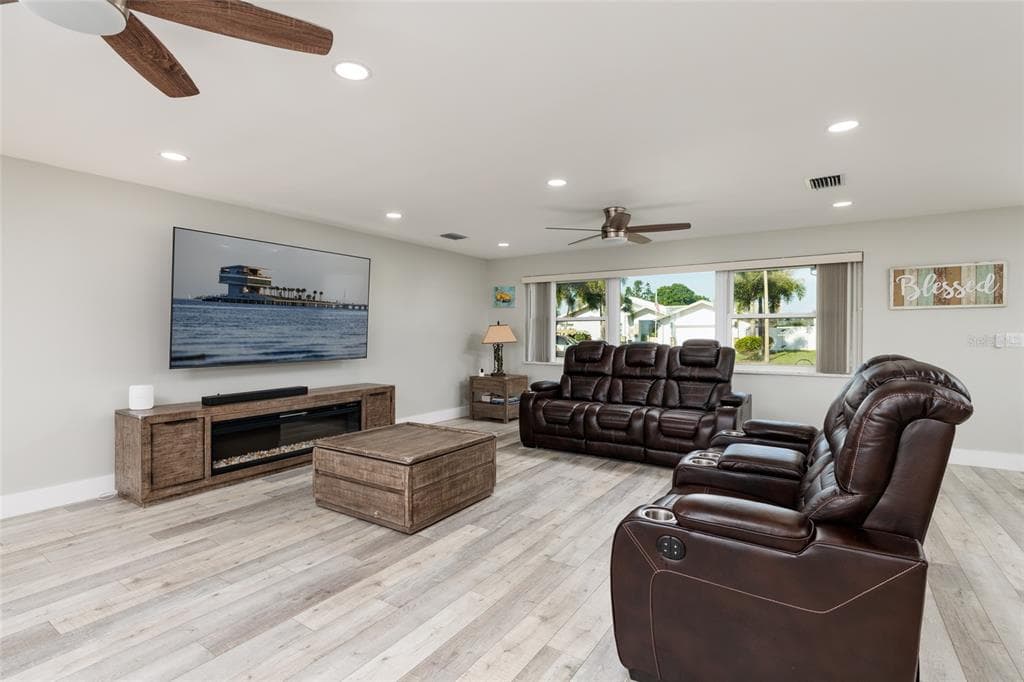 9773 1ST STREET NE, ST PETERSBURG, FL 33702 — zdjęcie 4