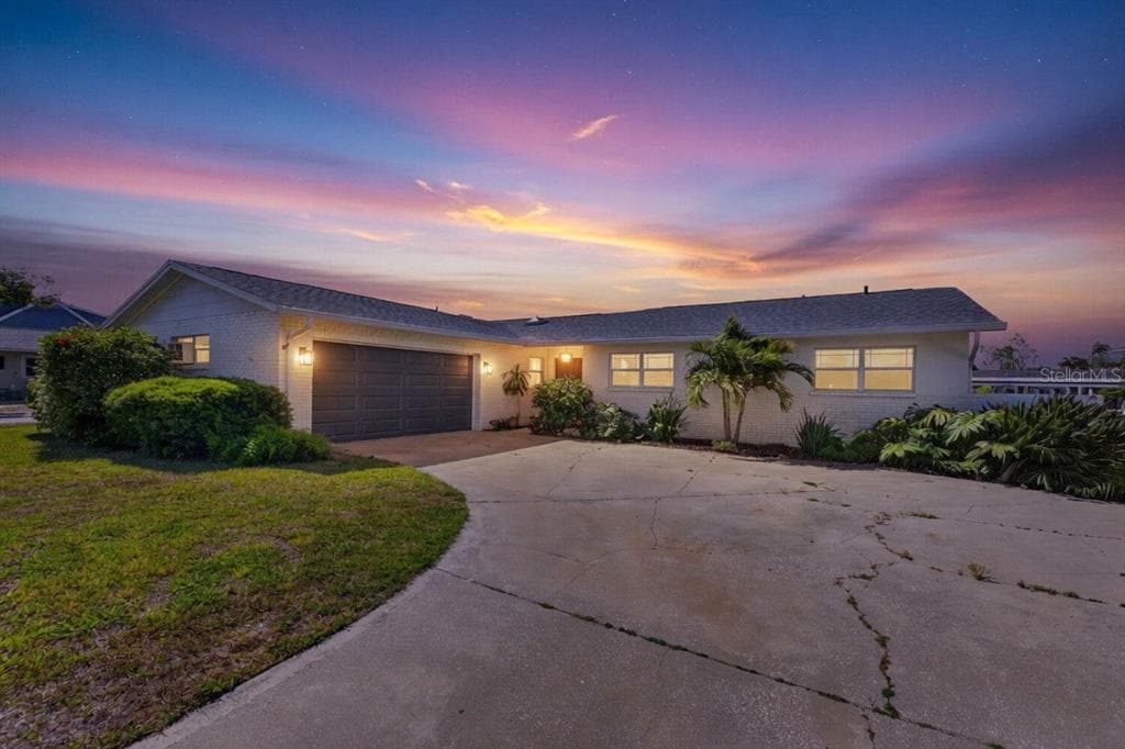 8450 FLAGSTONE DRIVE, TAMPA, FL 33615
