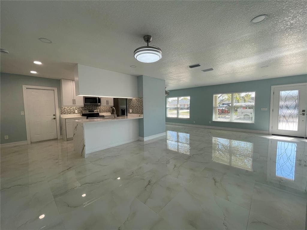 8503 WOODWICK COURT, TAMPA, FL 33615 — zdjęcie 4